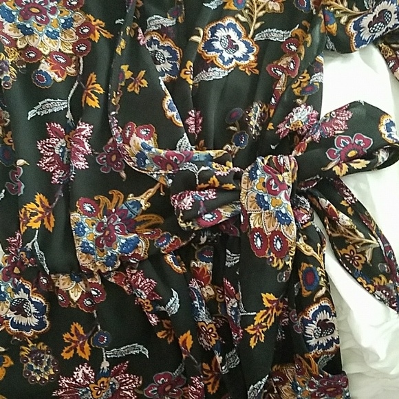 🦋Adorable Floral Romper🦋 FINAL PRICE - Picture 2 of 2